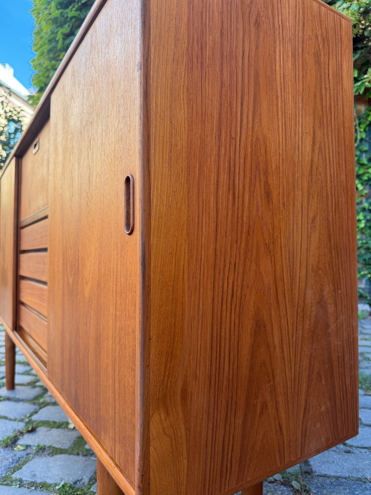 Highboard Teak mit Klappfach & Schiebetüren auf Dänemark