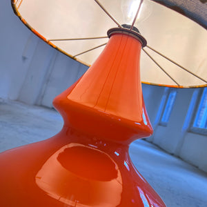 Stehlampe orange mit leuchtendem Glasfuß und 70er Schirm