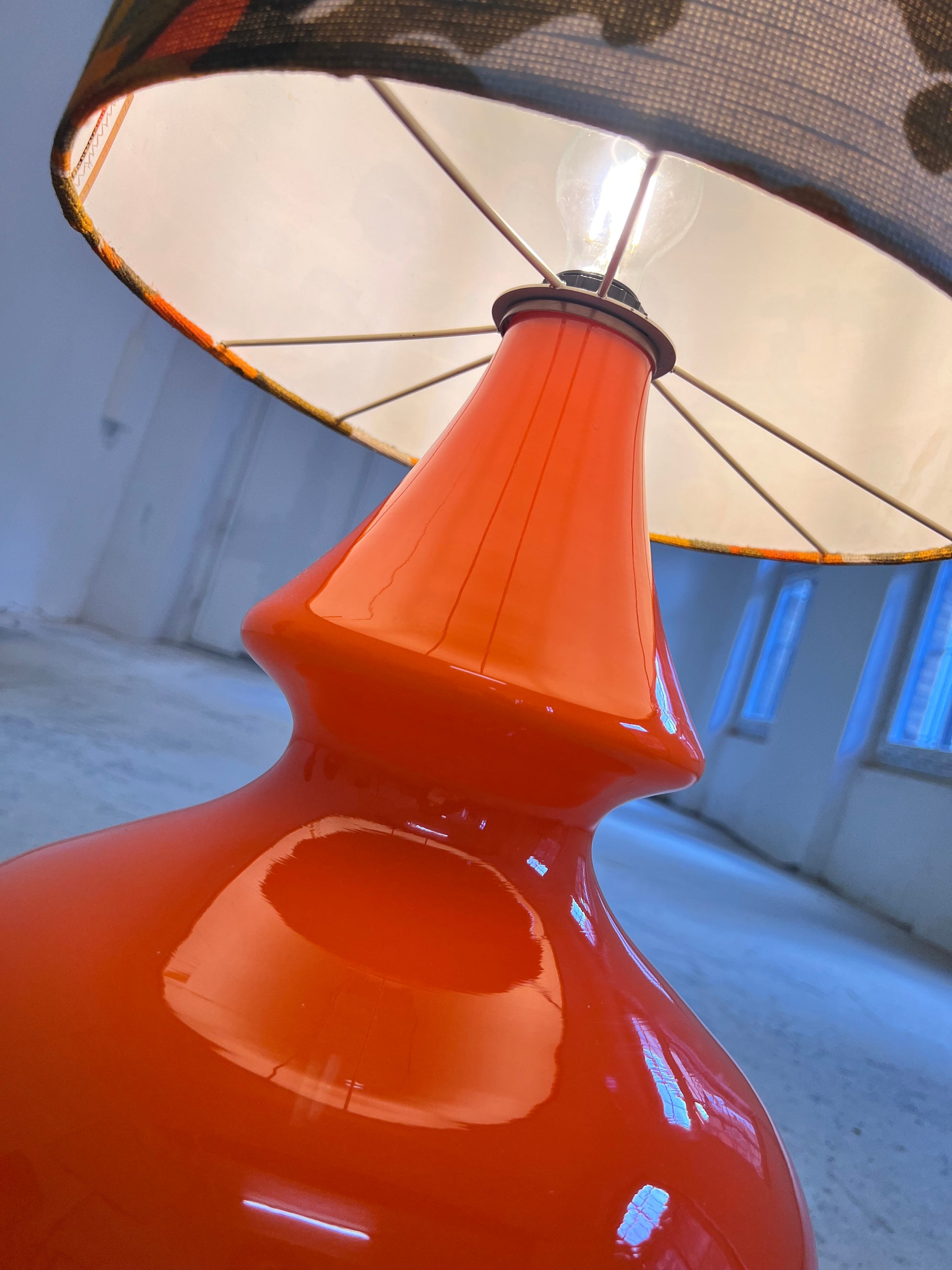 Stehlampe orange mit leuchtendem Glasfuß und 70er Schirm