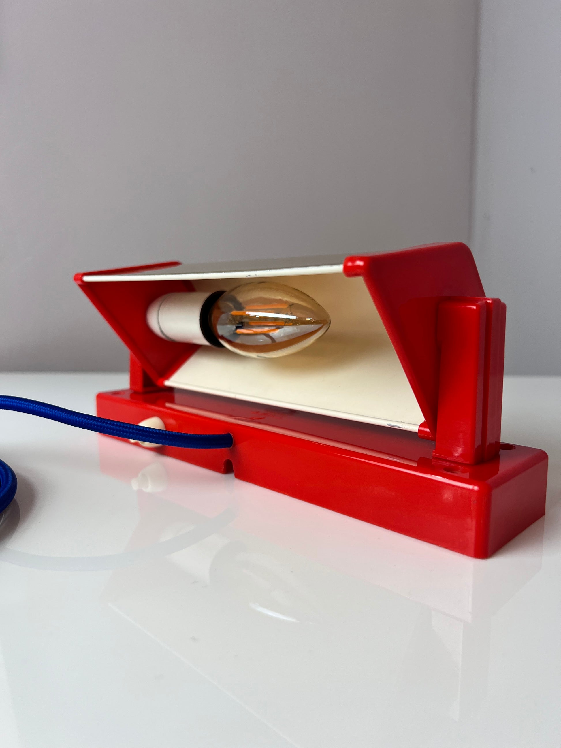 Wandleuchte rot gold von Lyfa Dänemark