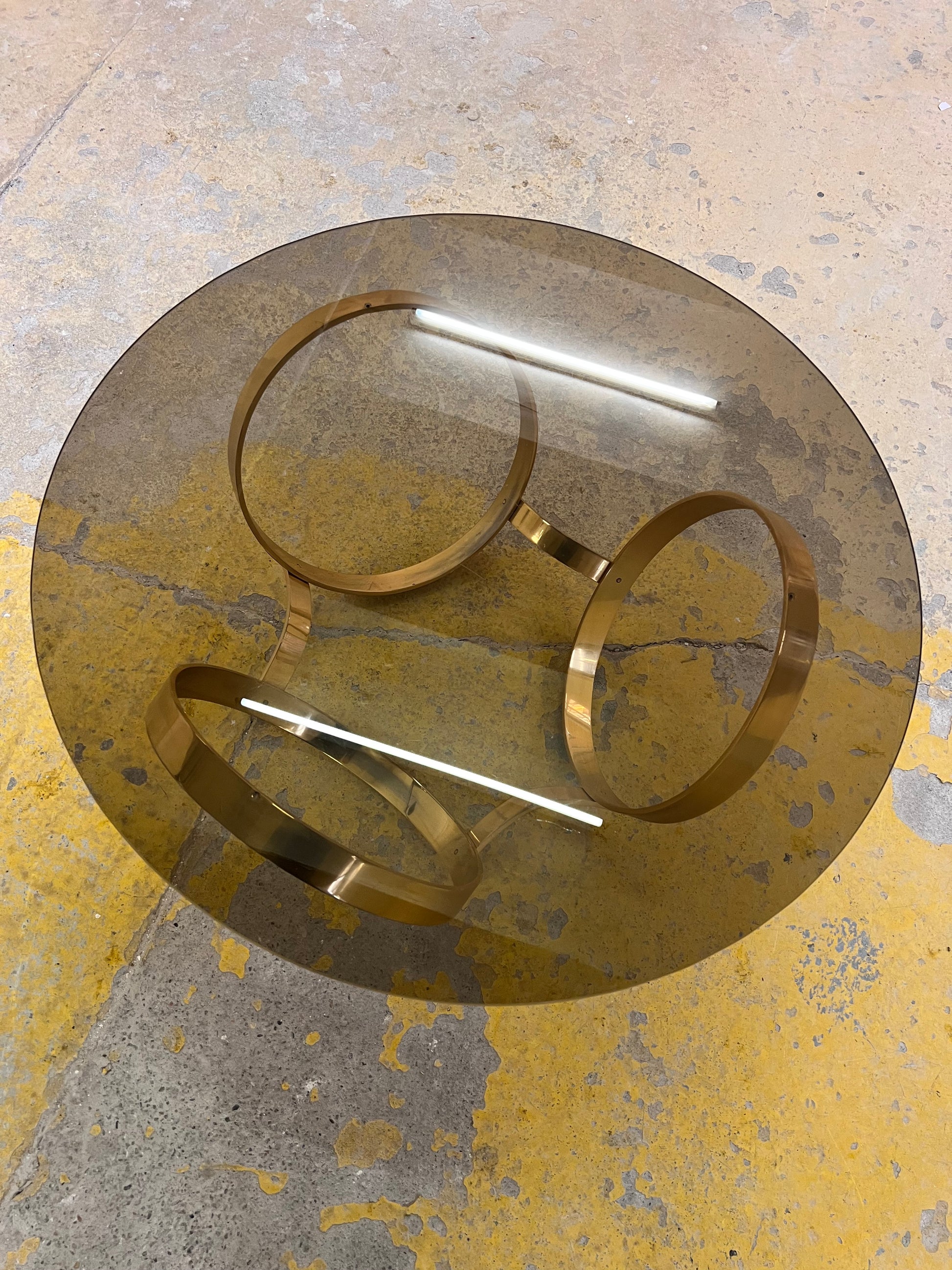 Runder Hesterberg Couchtisch mit Kreisgestell Messing Rauchglas