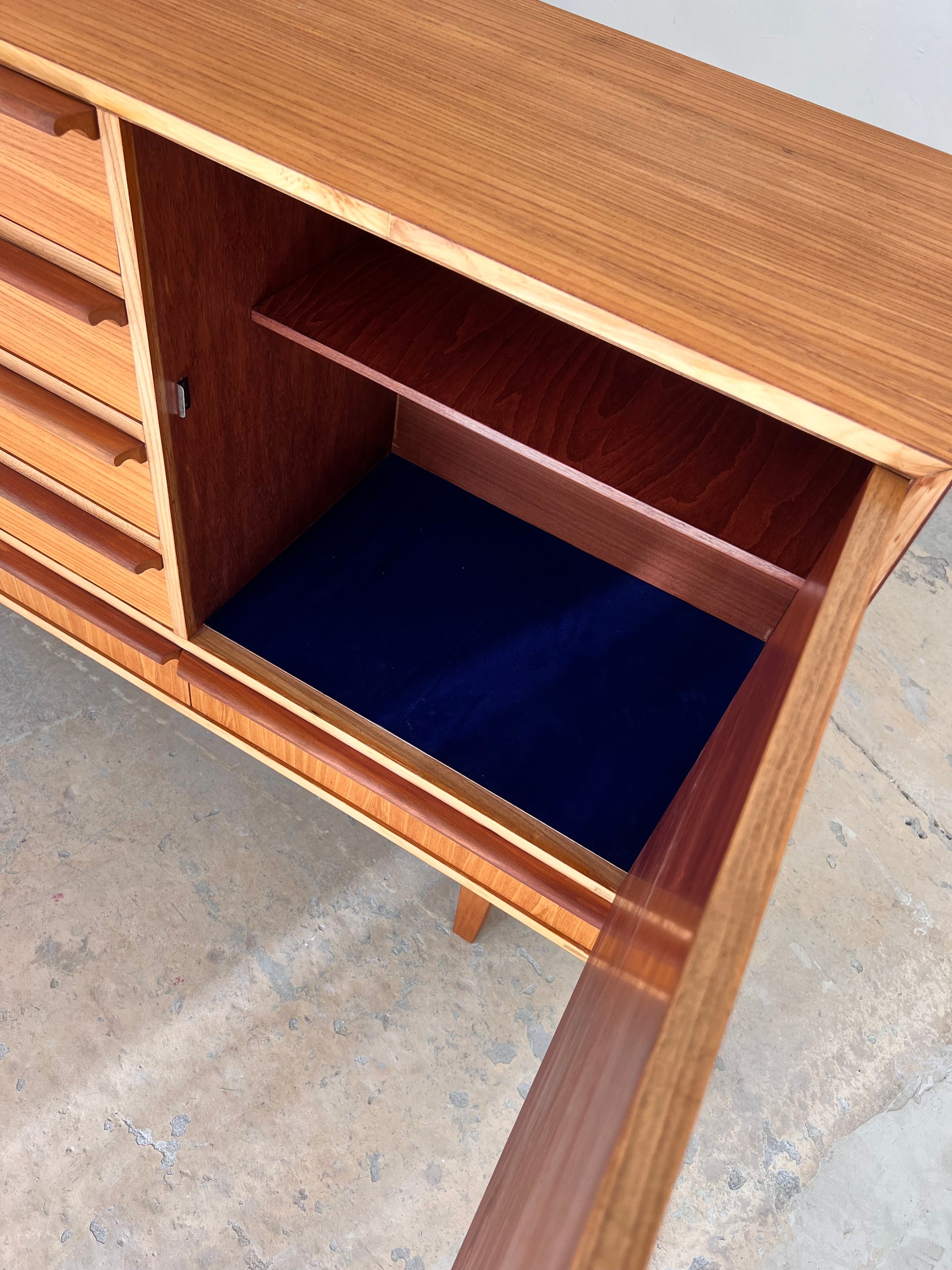 Sideboard Esche mit Schranktüren und Schubladen