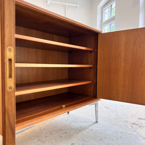 Schrank Nussbaum mit Schloss & neuen Chromfüßen