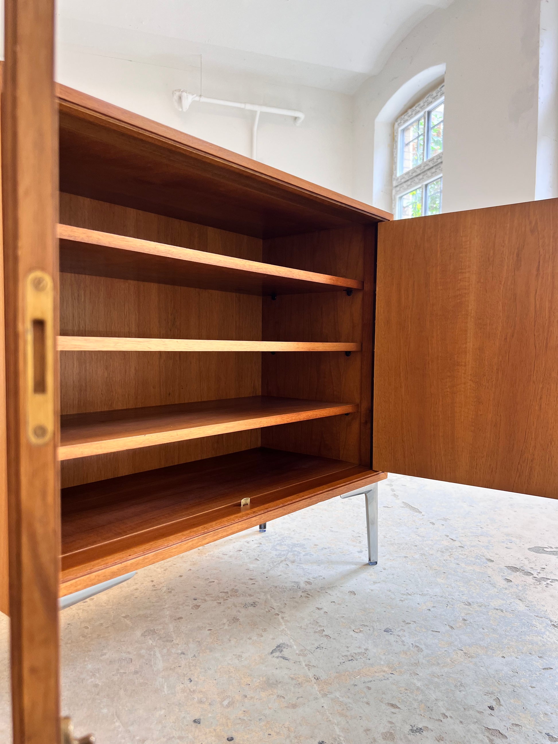 Schrank Nussbaum mit Schloss & neuen Chromfüßen