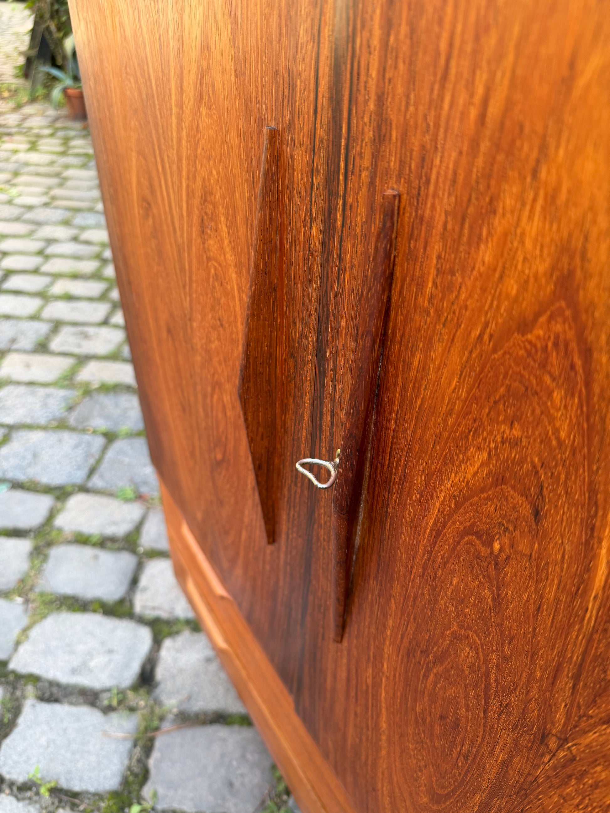 Kommodenschrank mit Flügeltüren & Schloss aus Dänemark