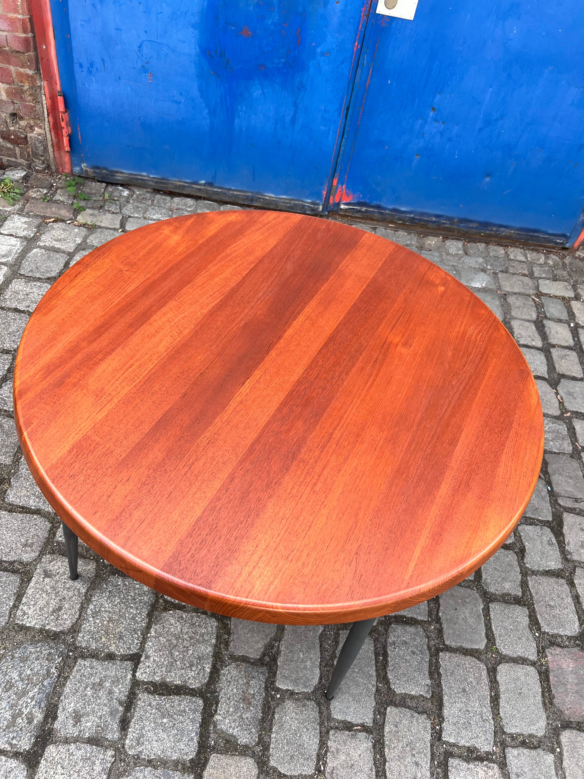 Esstisch Niels Bach mit Füßen von Natural Goods Berlin