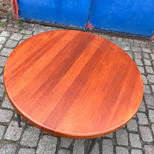 Esstisch Niels Bach mit Füßen von Natural Goods Berlin