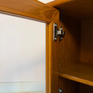 Kleiner Schrank mit Vitrine und Tür rechts von Dyrlund