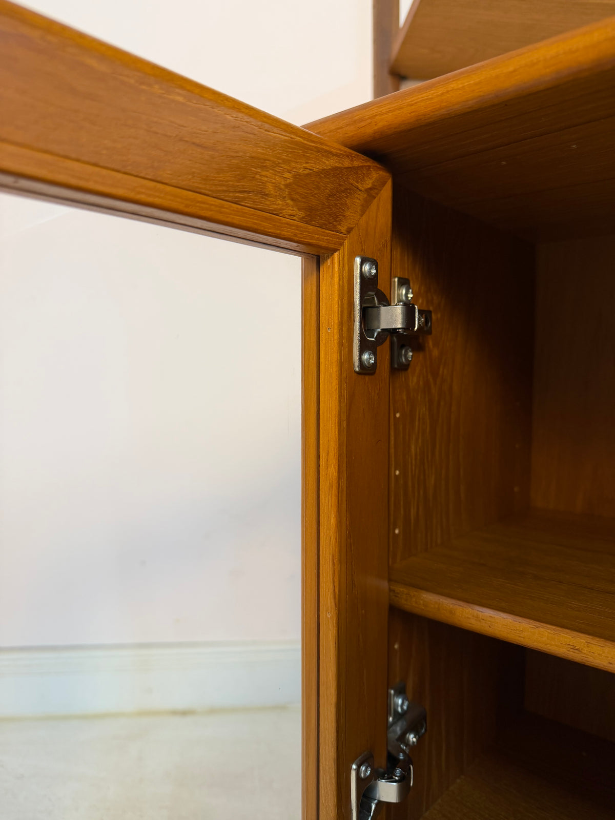 Kleiner Schrank mit Vitrine und Tür rechts von Dyrlund