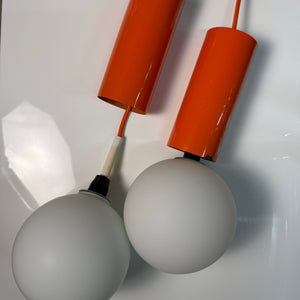Set: 2x Hängelampe orange mit Opalglas Globus