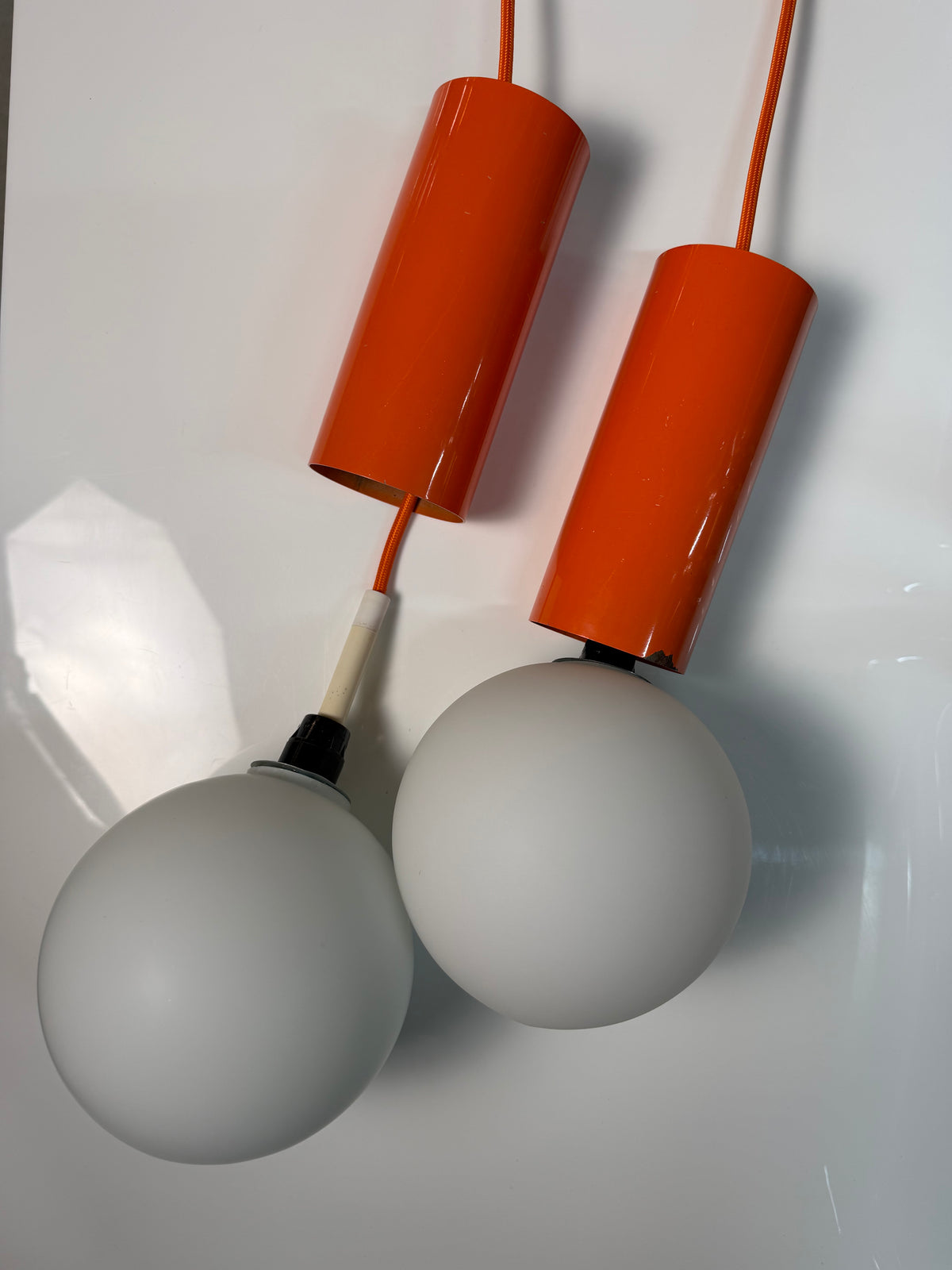 Set: 2x Hängelampe orange mit Opalglas Globus