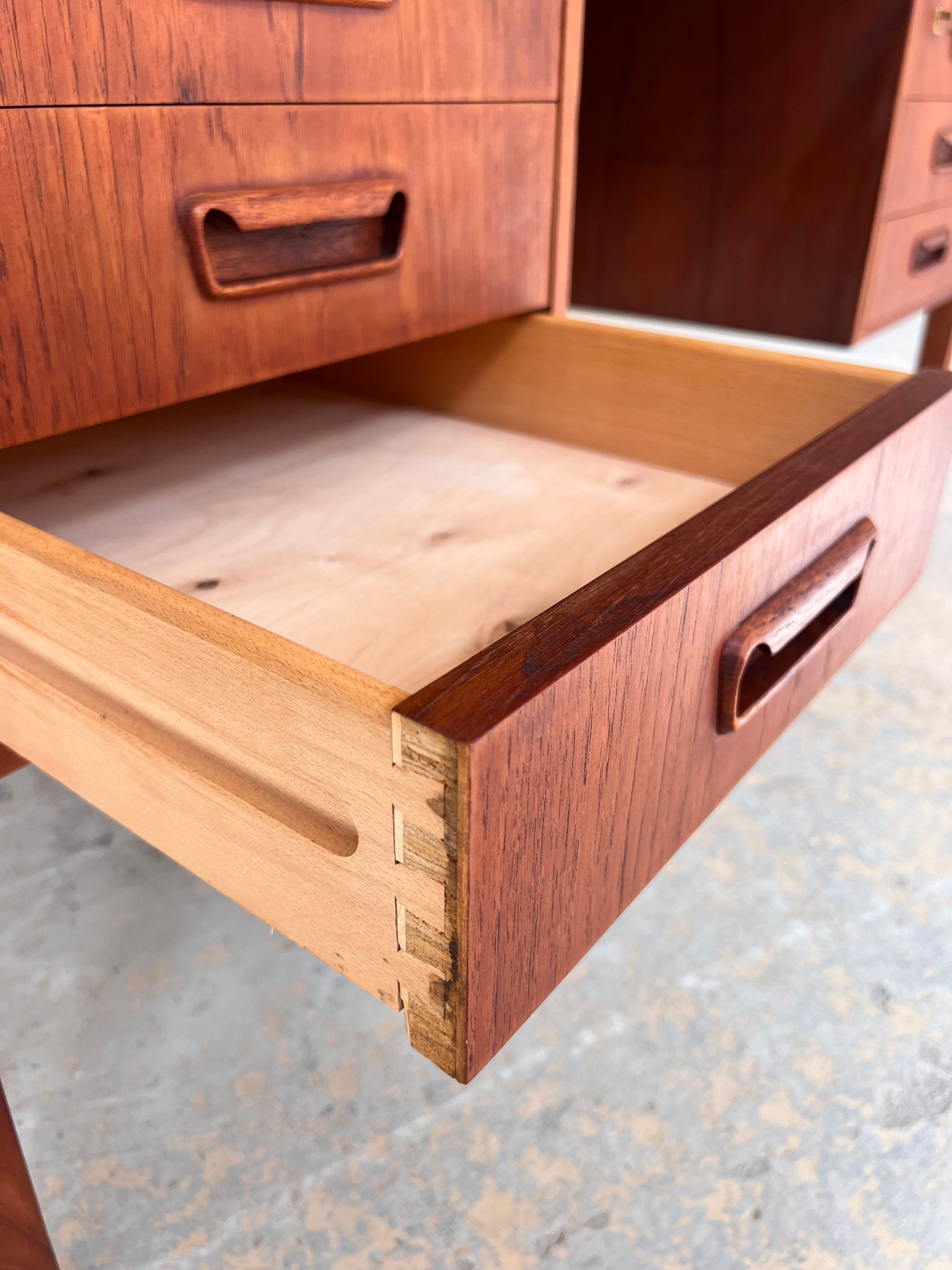 Freistehender Schreibtisch Teak aus Dänemark Sigh & Søns Møbler