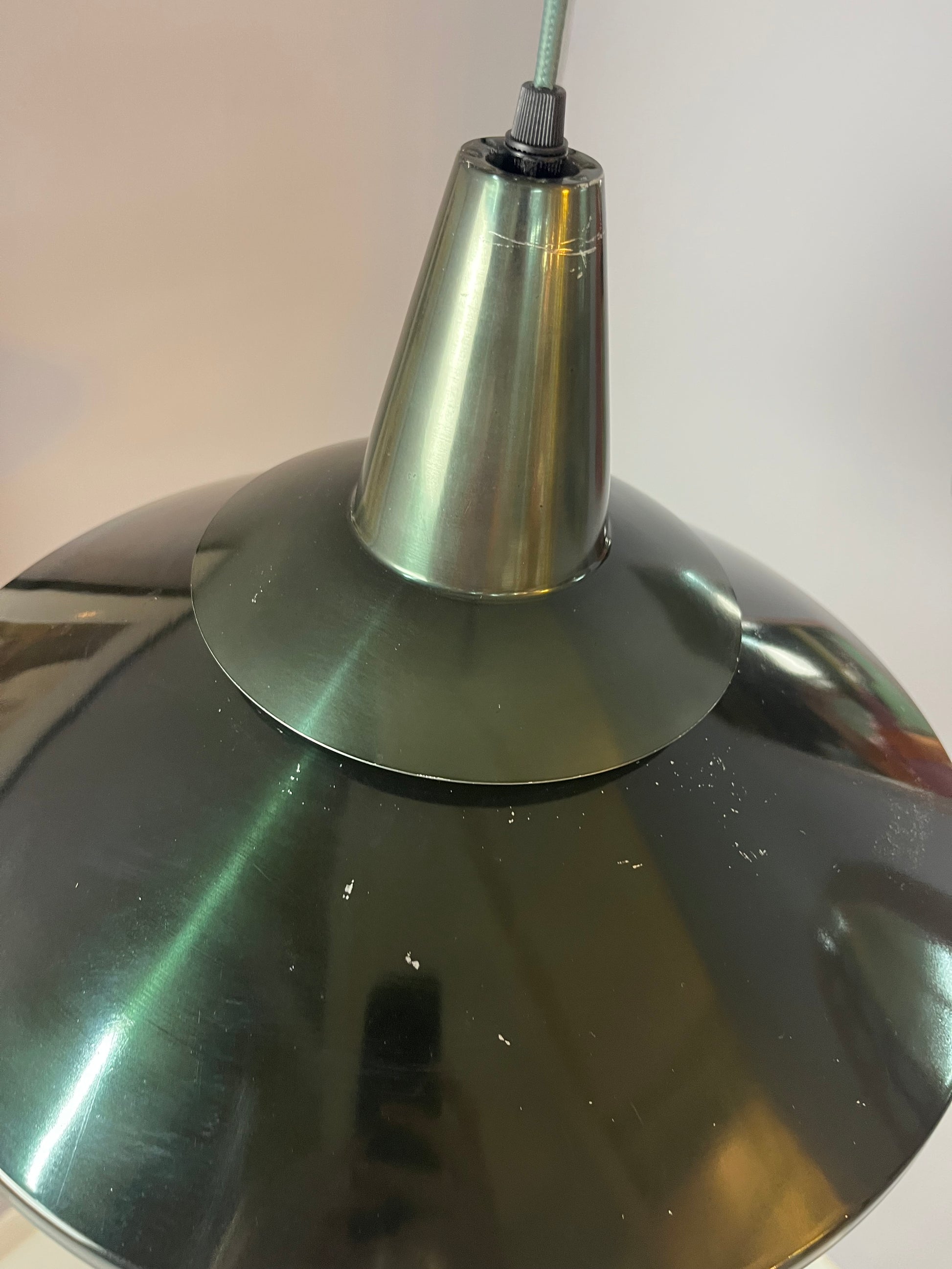 Lamellenlampe dunkelgrün gelb mit Opalglasschirm