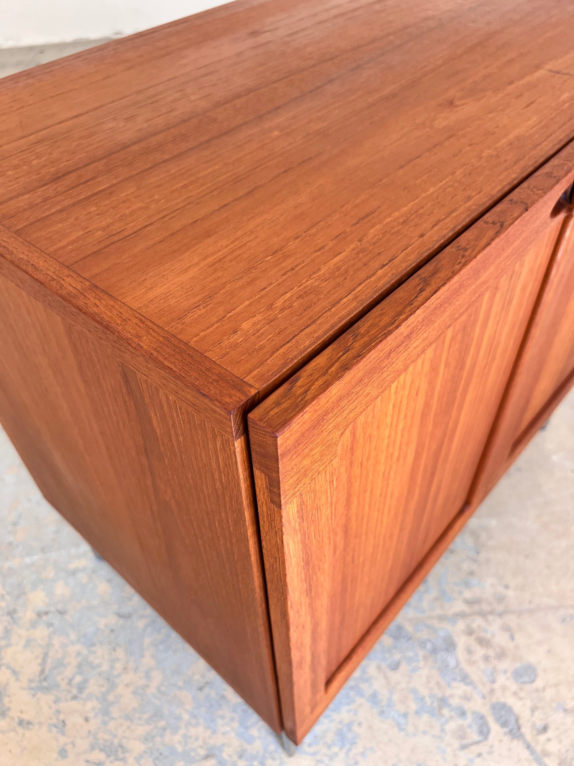 Kommode Teak mit Flügeltüren & neuen Chromfüßen von H. W. Klein für Bramin