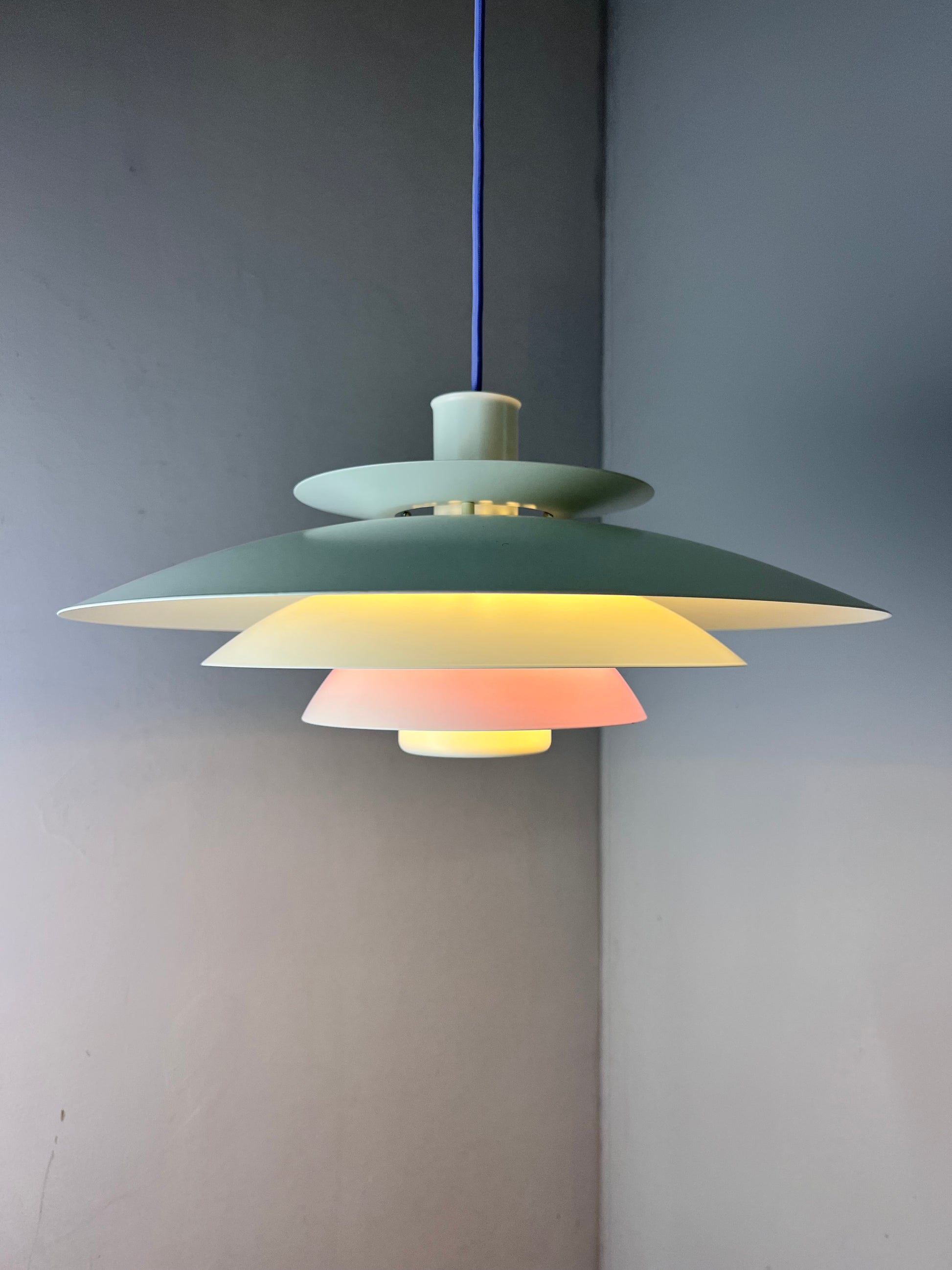 Lamellenlampe weiß lila von Formlight