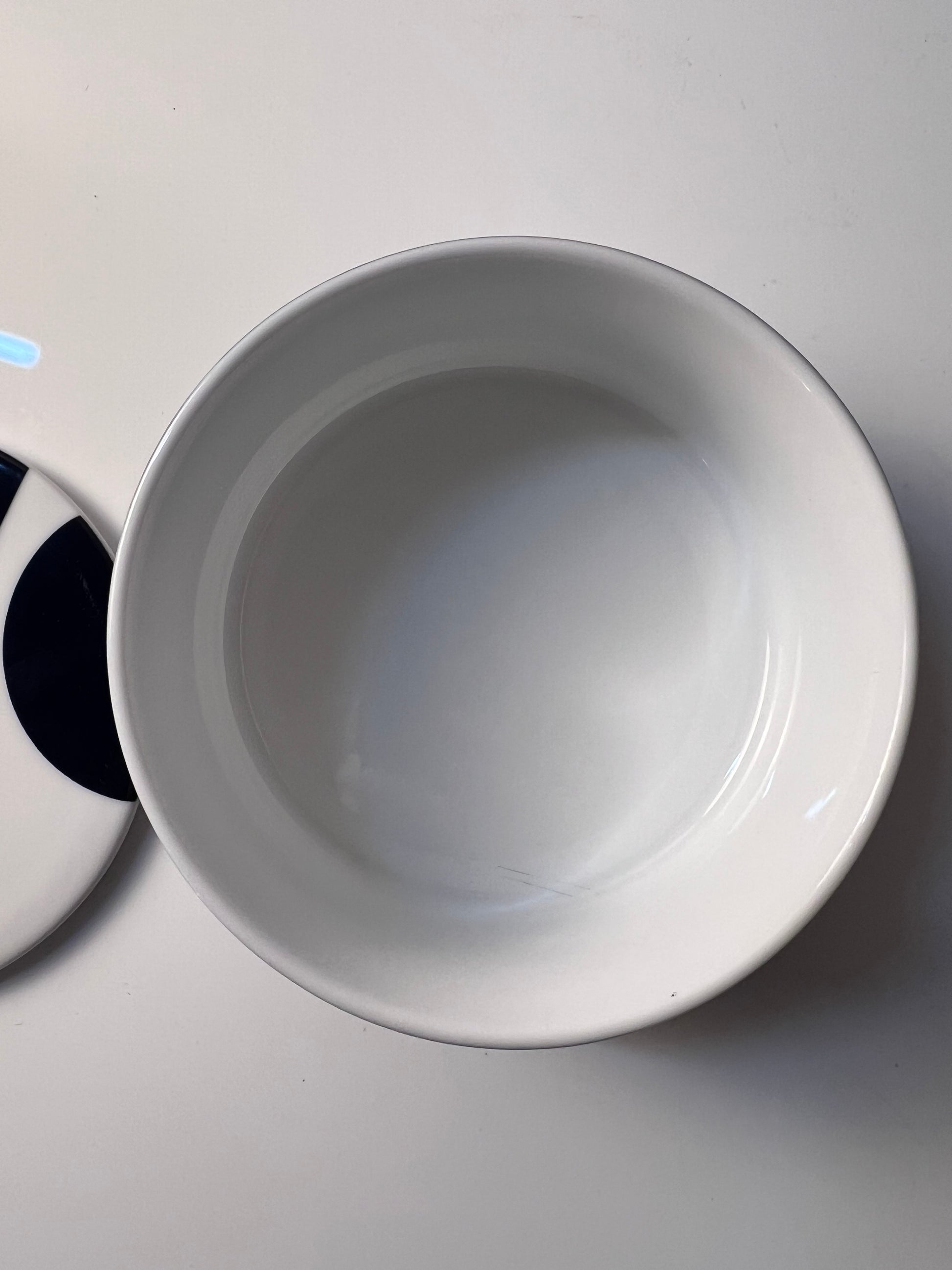 Dose dunkelblau weiß mit "Geometry 1" Print von Verner Panton für Menu