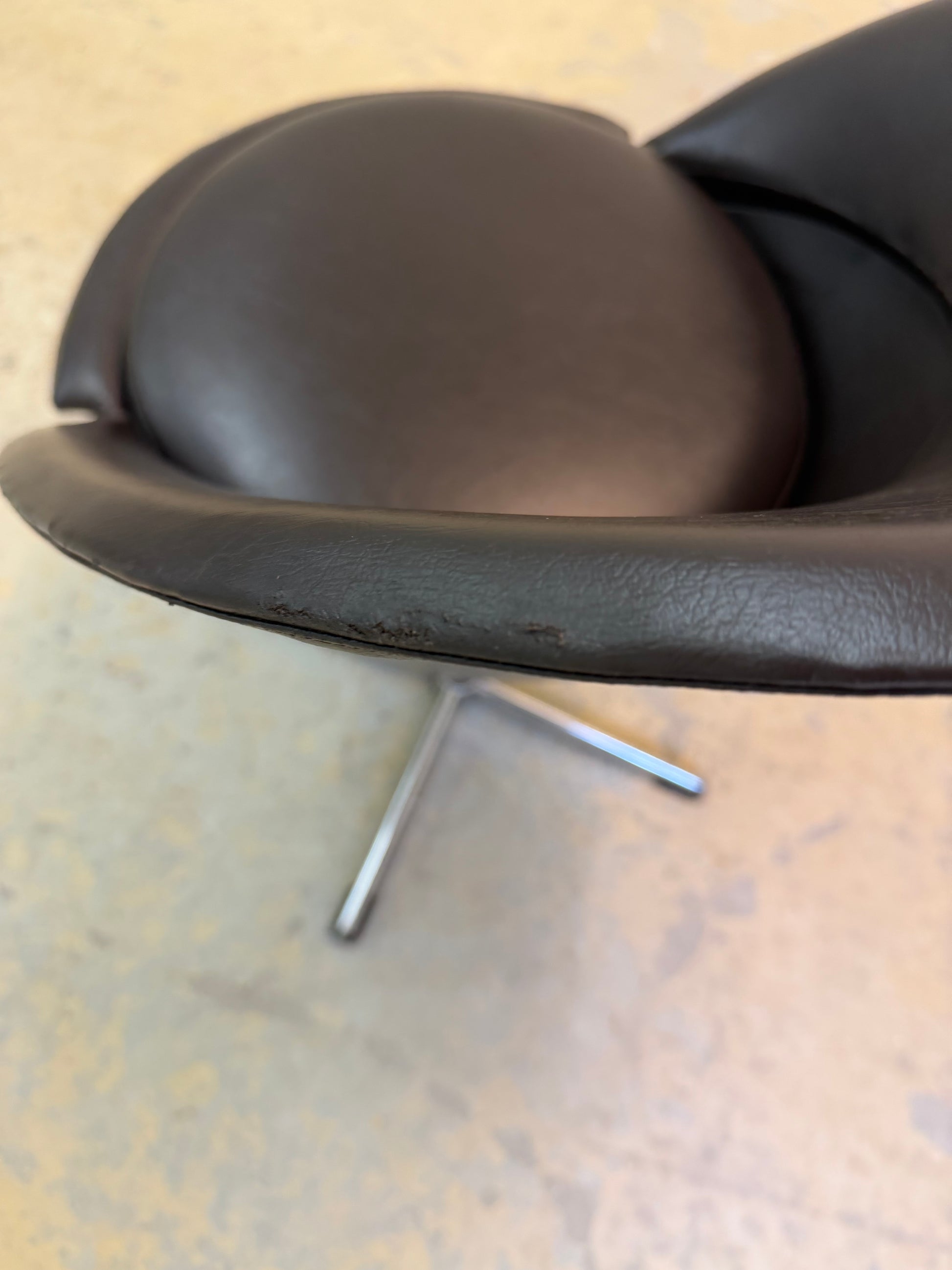 Cone Chair braunes Kunstleder von Verner Panton
