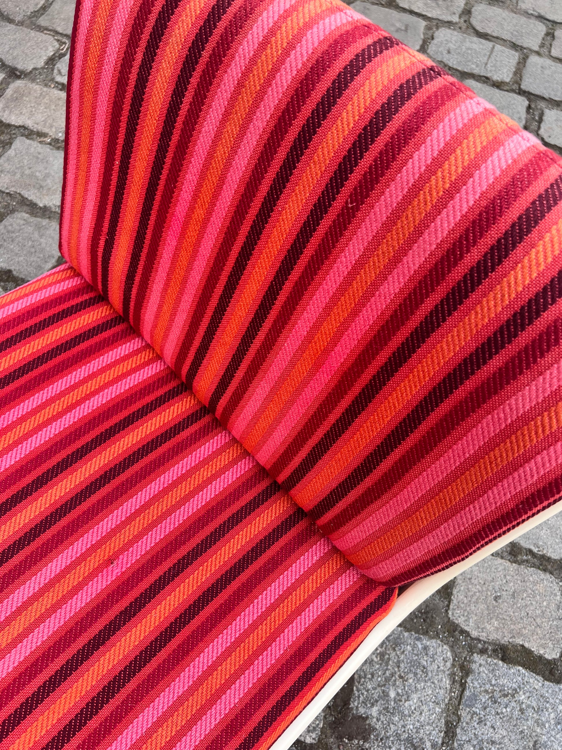Sessel 70er pink gestreift