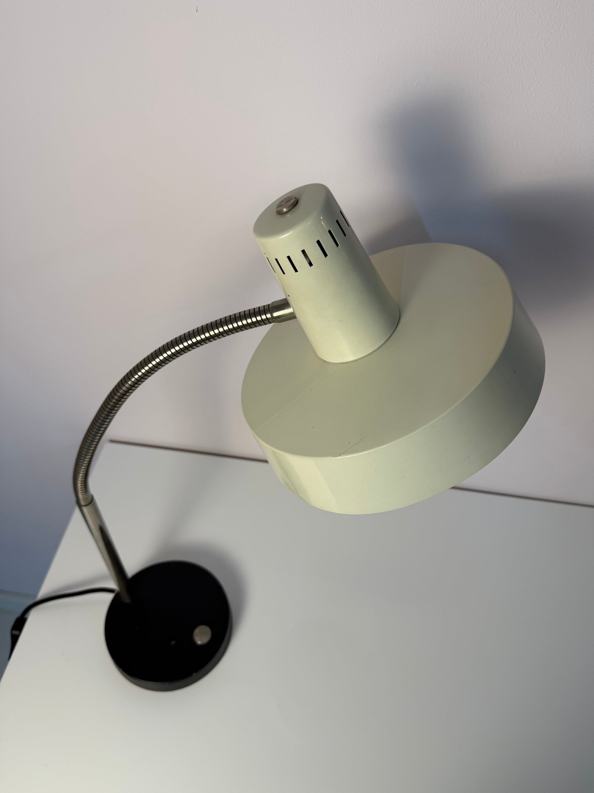 Schreibtischlampe altweiß mit beweglichem Arm
