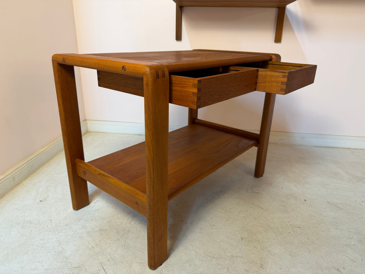 Beistelltisch Teak mit Schubladen & Ablage aus Dänemark