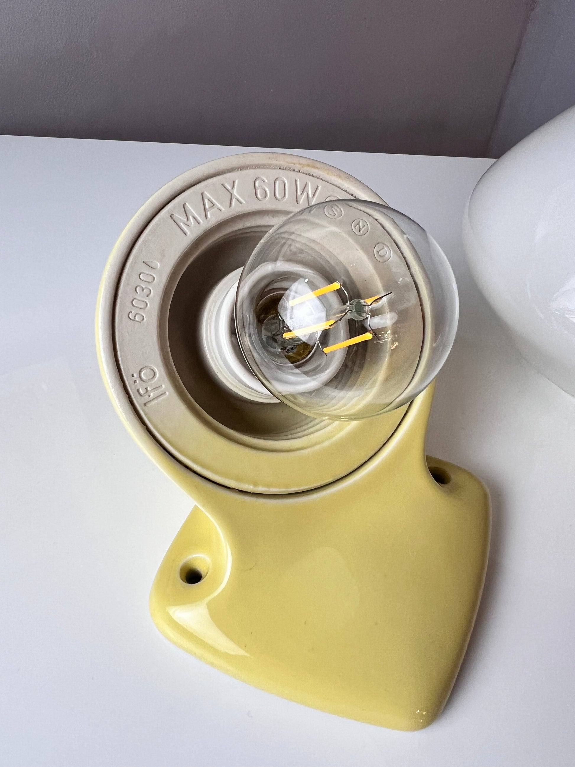 Wandlampe Modell 6030 gelb von Sigvard Bernadotte für Ifö