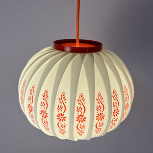 Hängelampe mit roten Blumendetails von Lars Schiøler