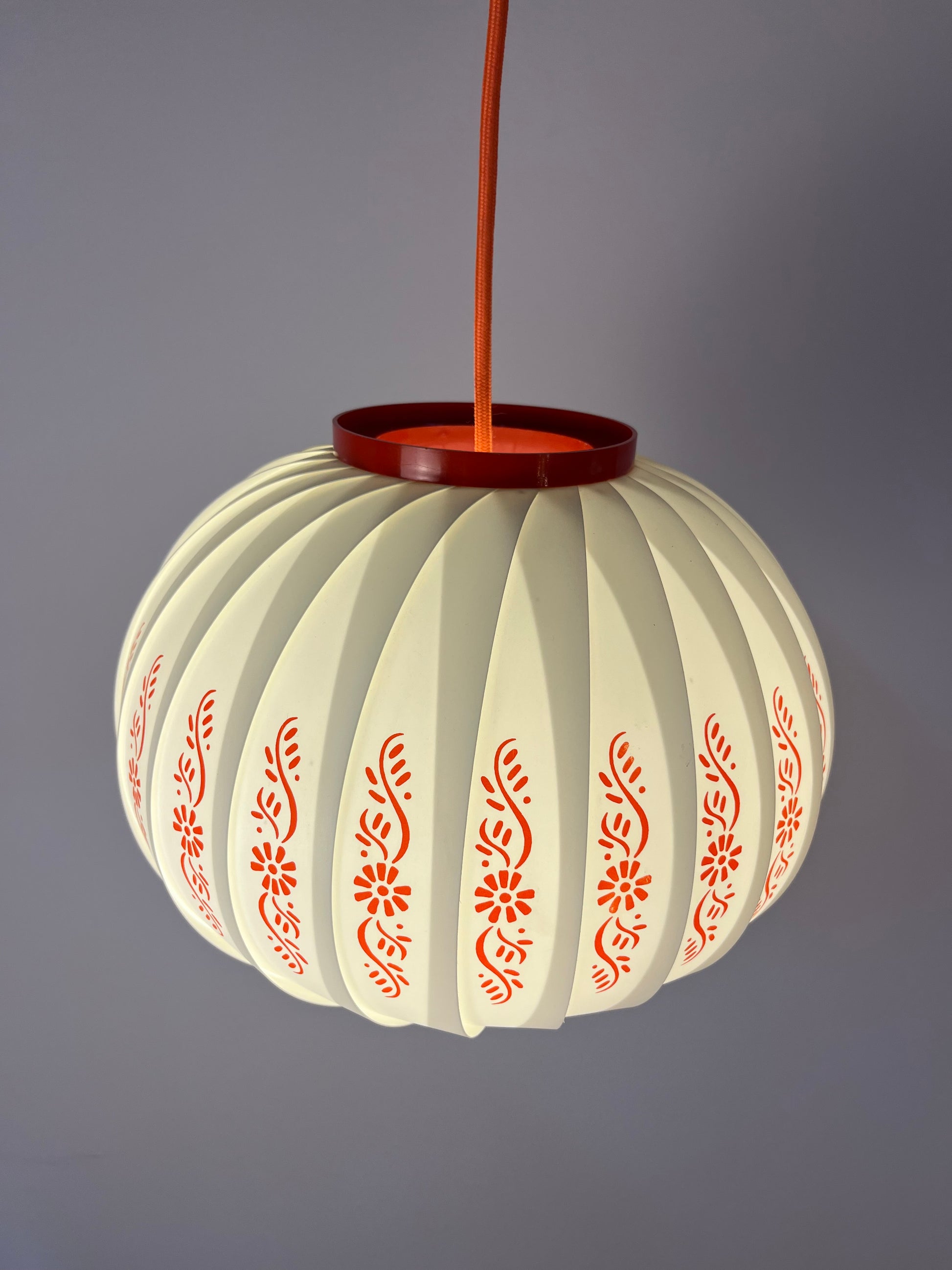 Hängelampe mit roten Blumendetails von Lars Schiøler