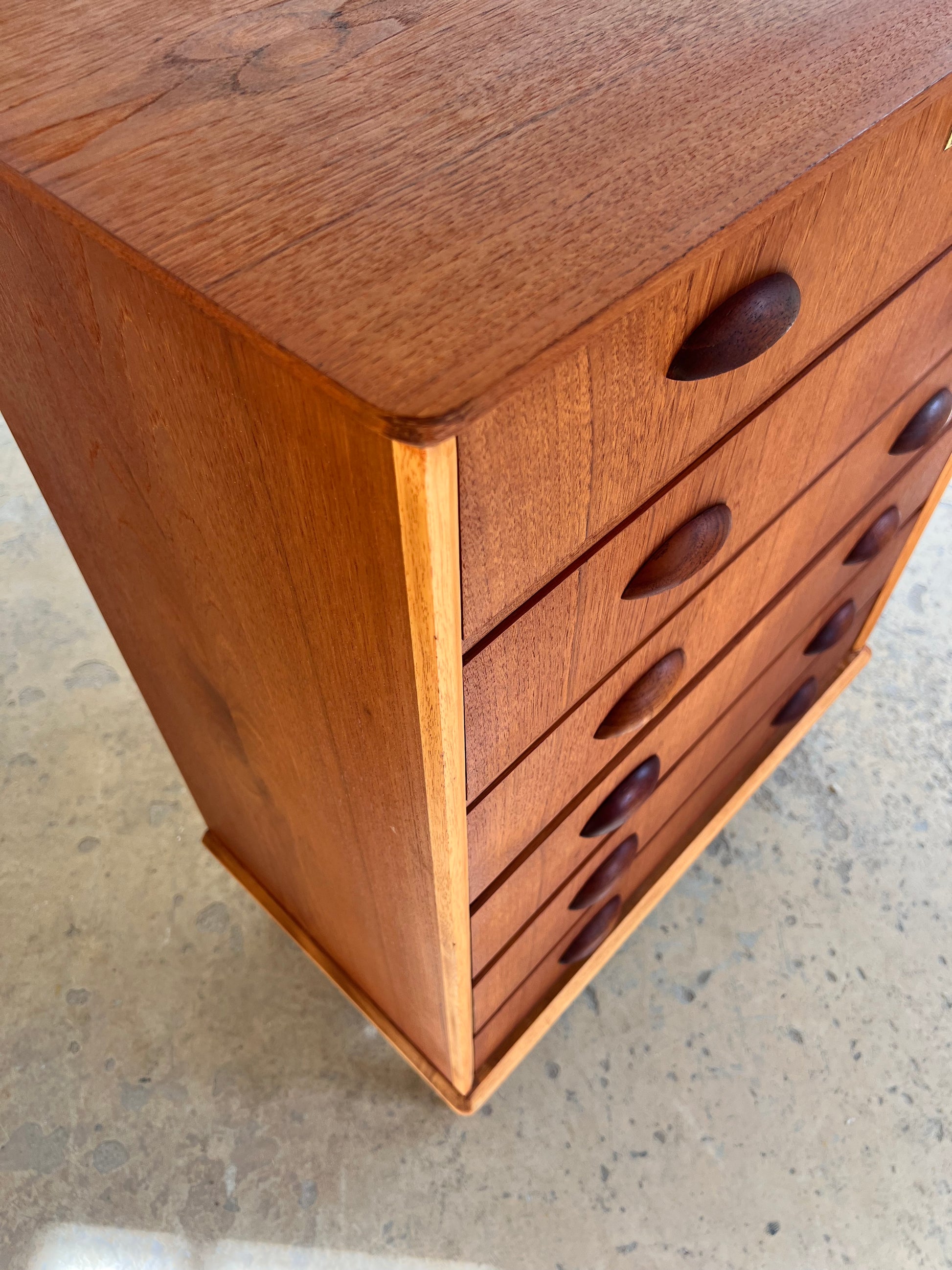 Kommode Teak mit Details in Eiche & Muschelgriffen aus Dänemark