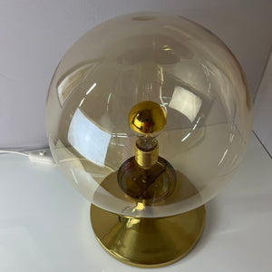 Tischlampe mit Glaskugel und Messingfuß