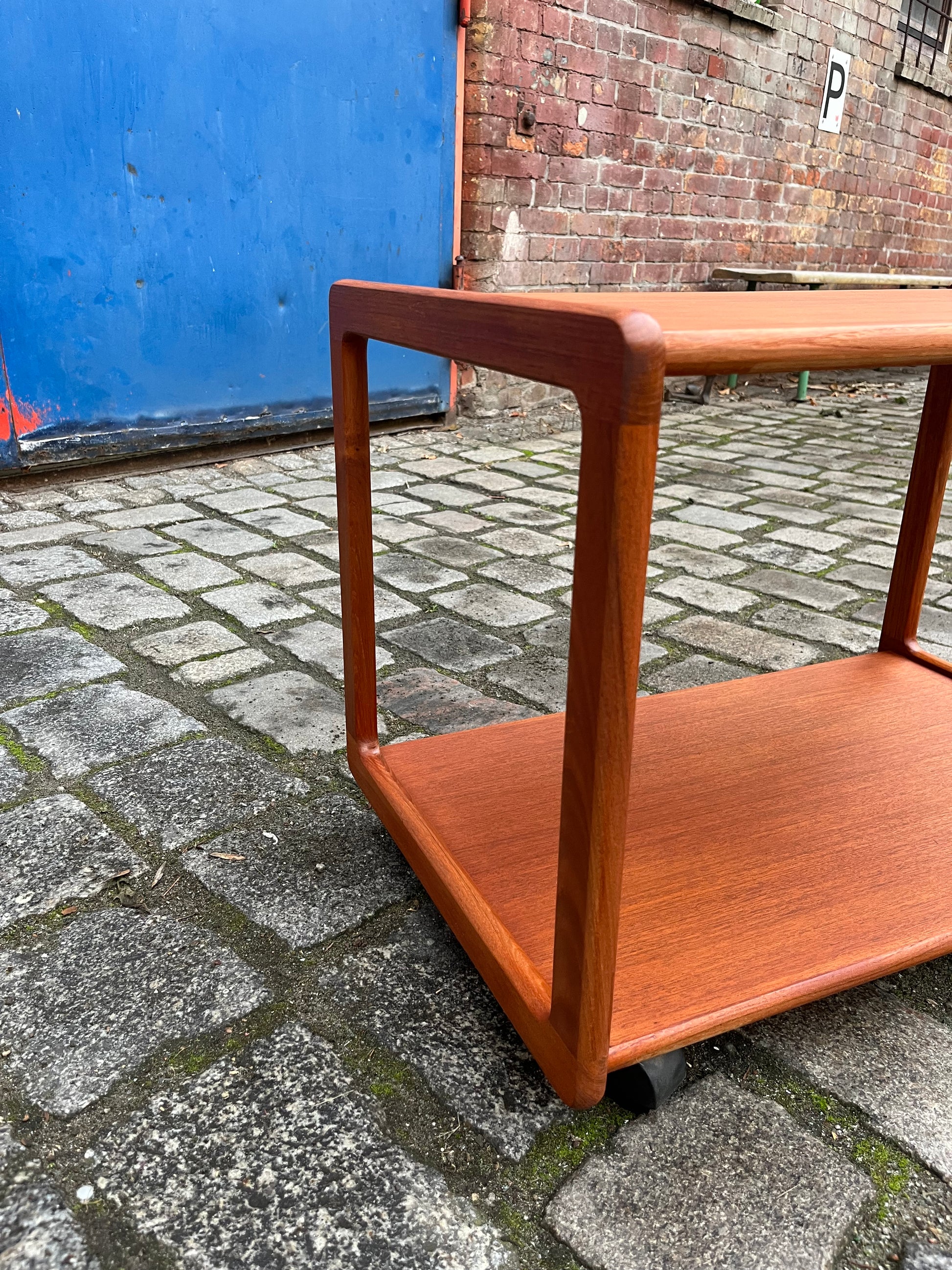 Couchtisch Teak mit Rollen von Korup