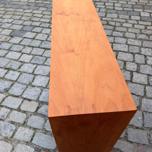Vitrine Nussbaum mit neuen Chromfüßen von Störmer & Sohn