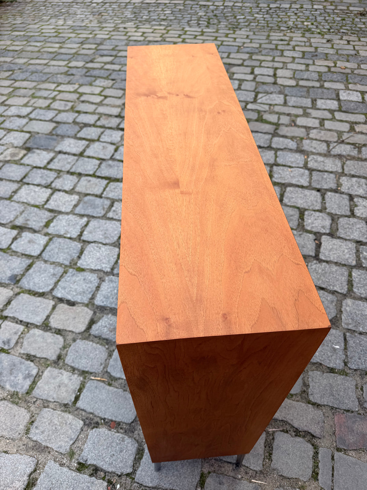 Vitrine Nussbaum mit neuen Chromfüßen von Störmer & Sohn