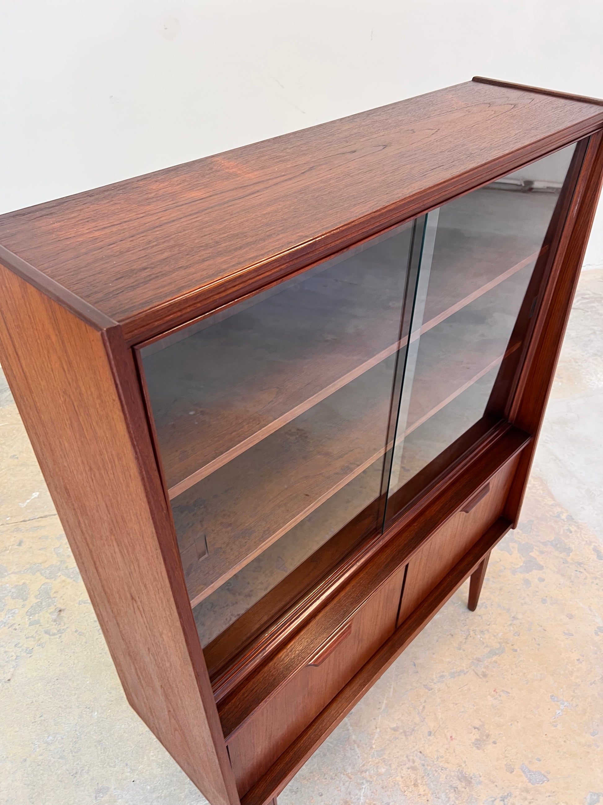 Vitrine Teak mit Klappfächern aus Deutschland