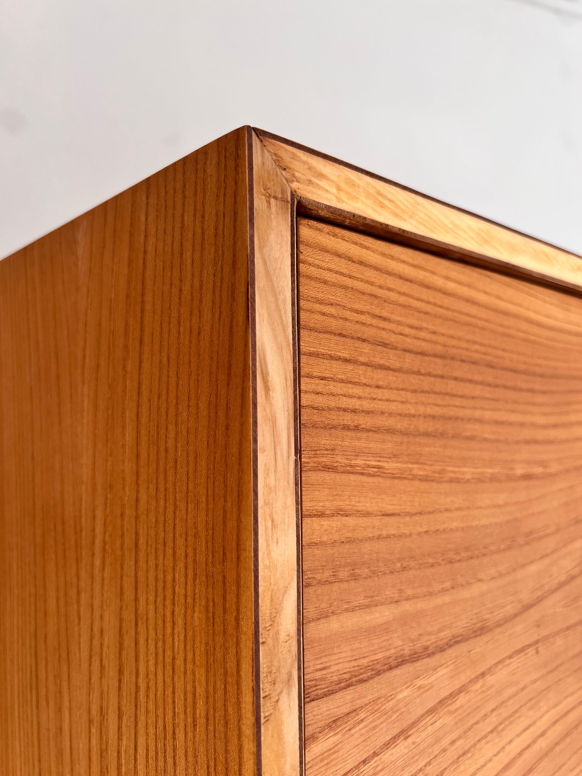 Sideboard Esche mit Schranktüren und Schubladen