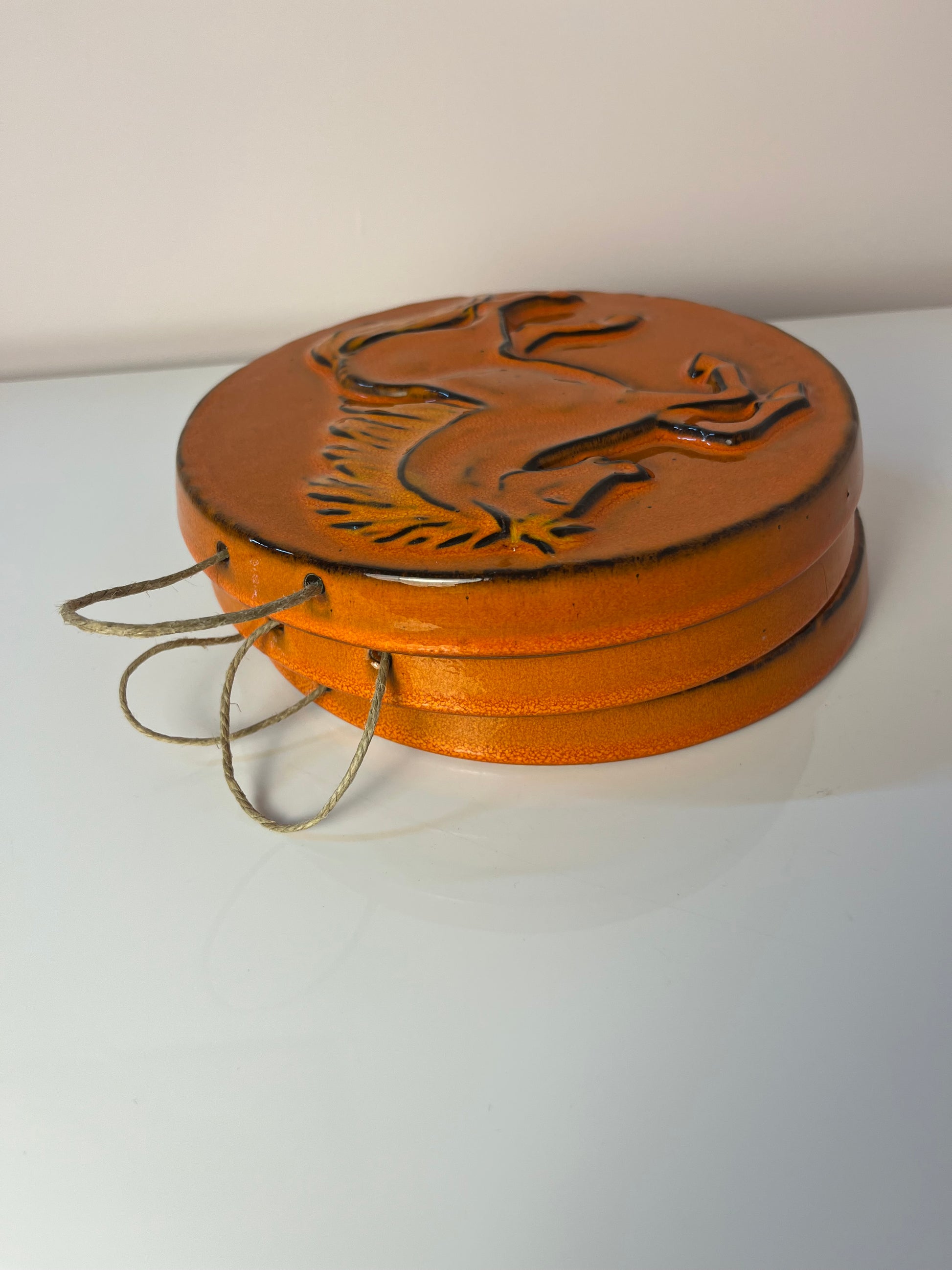 Set: Relief Wandteller Igel Pferd Fisch orange Keramik