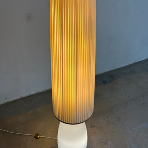 Stehlampe weiß mit Opalglasfuß und Plisseeschirm