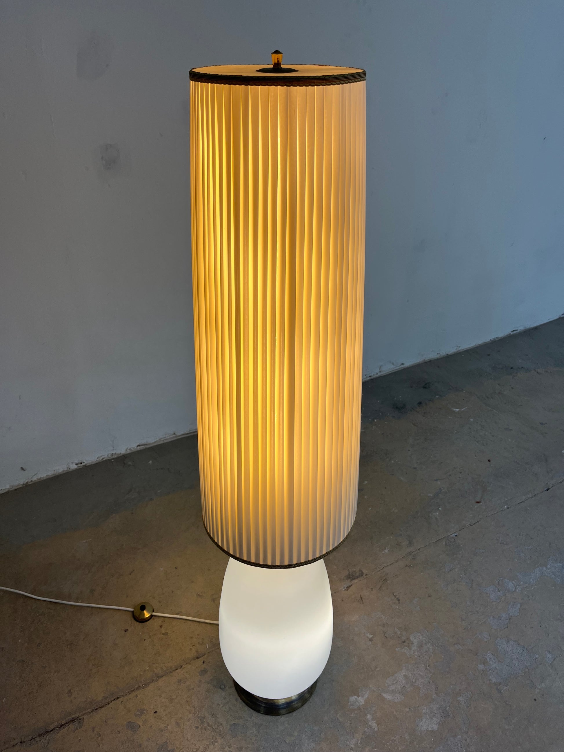 Stehlampe weiß mit Opalglasfuß und Plisseeschirm