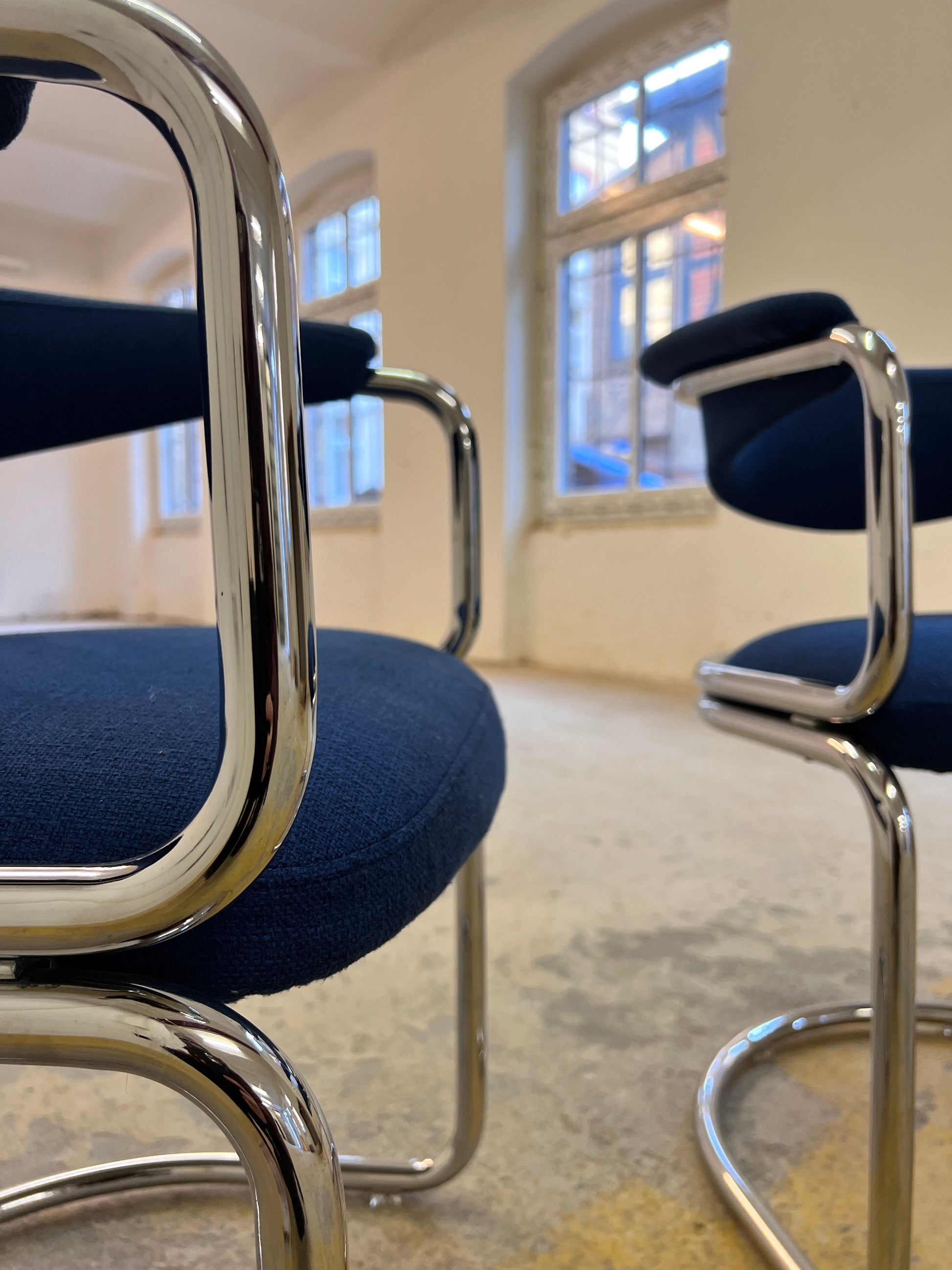 Freischwinger blau Chrom neu gepolstert