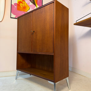 Schrank Teak mit Regalfach, Schloss & neuen Chromfüßen von Heinrich Riestenpatt