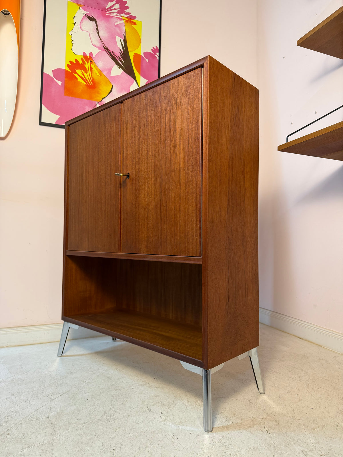 Schrank Teak mit Regalfach, Schloss & neuen Chromfüßen von Heinrich Riestenpatt