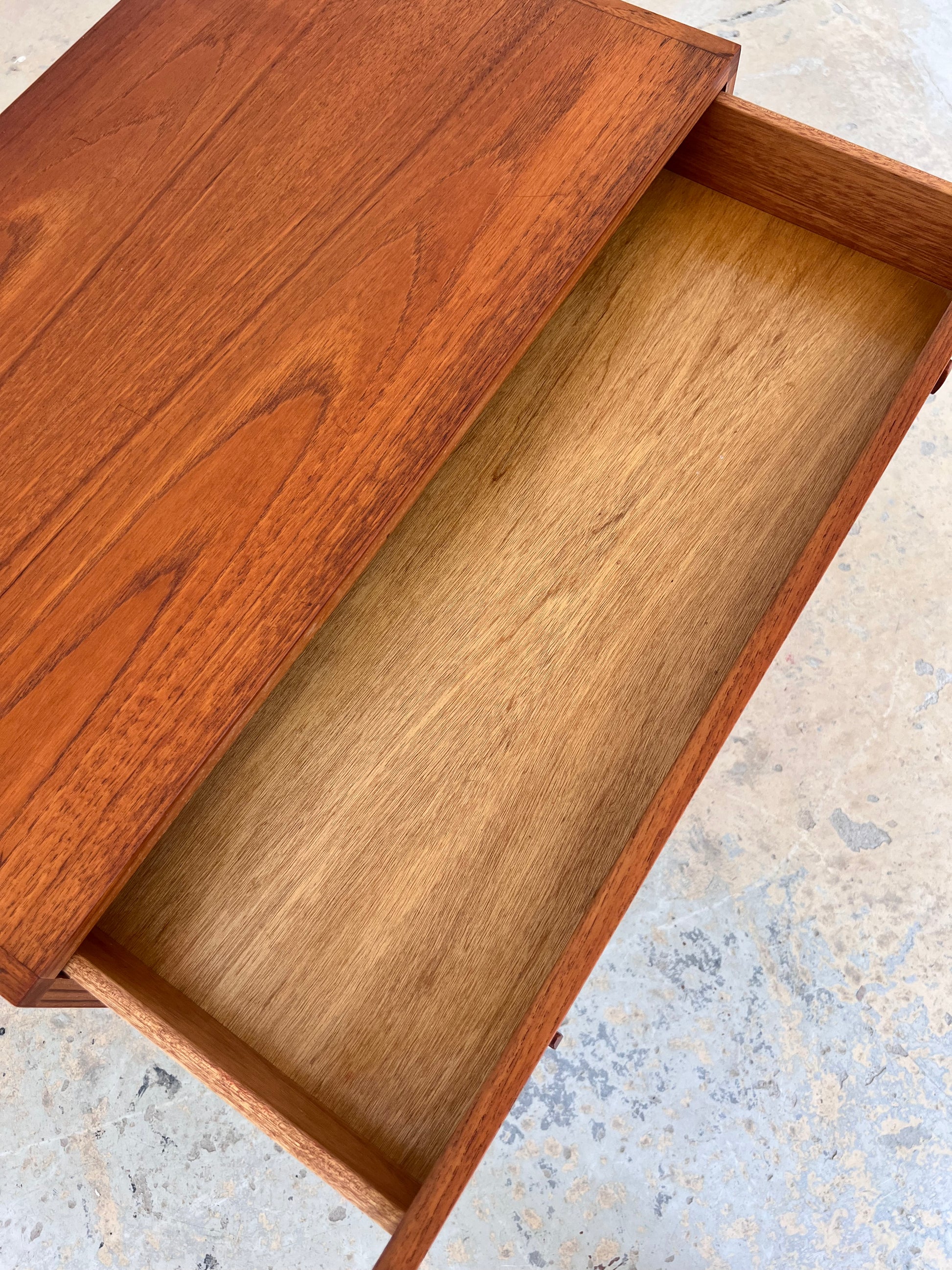 Kommode Teak mit neuen Chromfüßen von H. W. Klein für Bramin