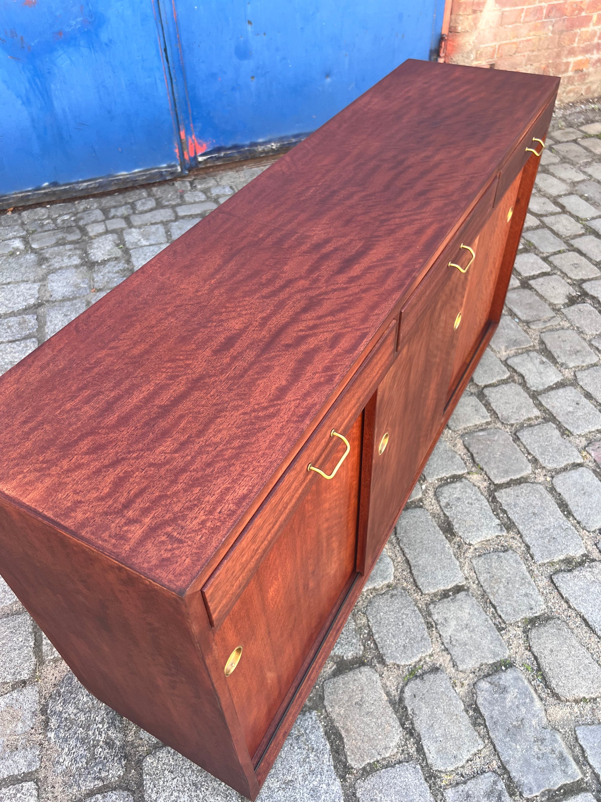 Schuhschrank Teak mit Messinggriffen aus Dänemark