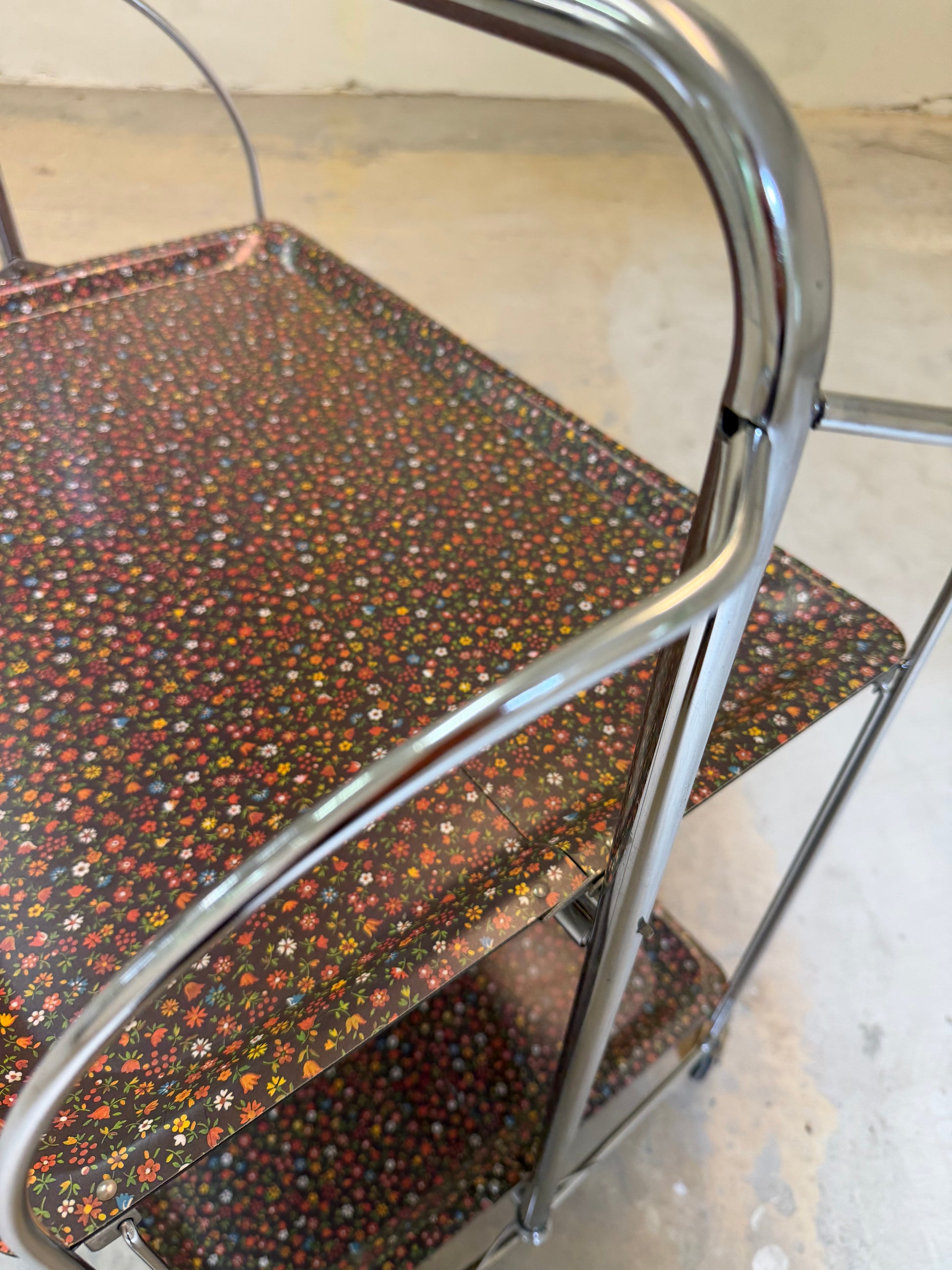 Dinette Servierwagen mit Blümchen und Chrom