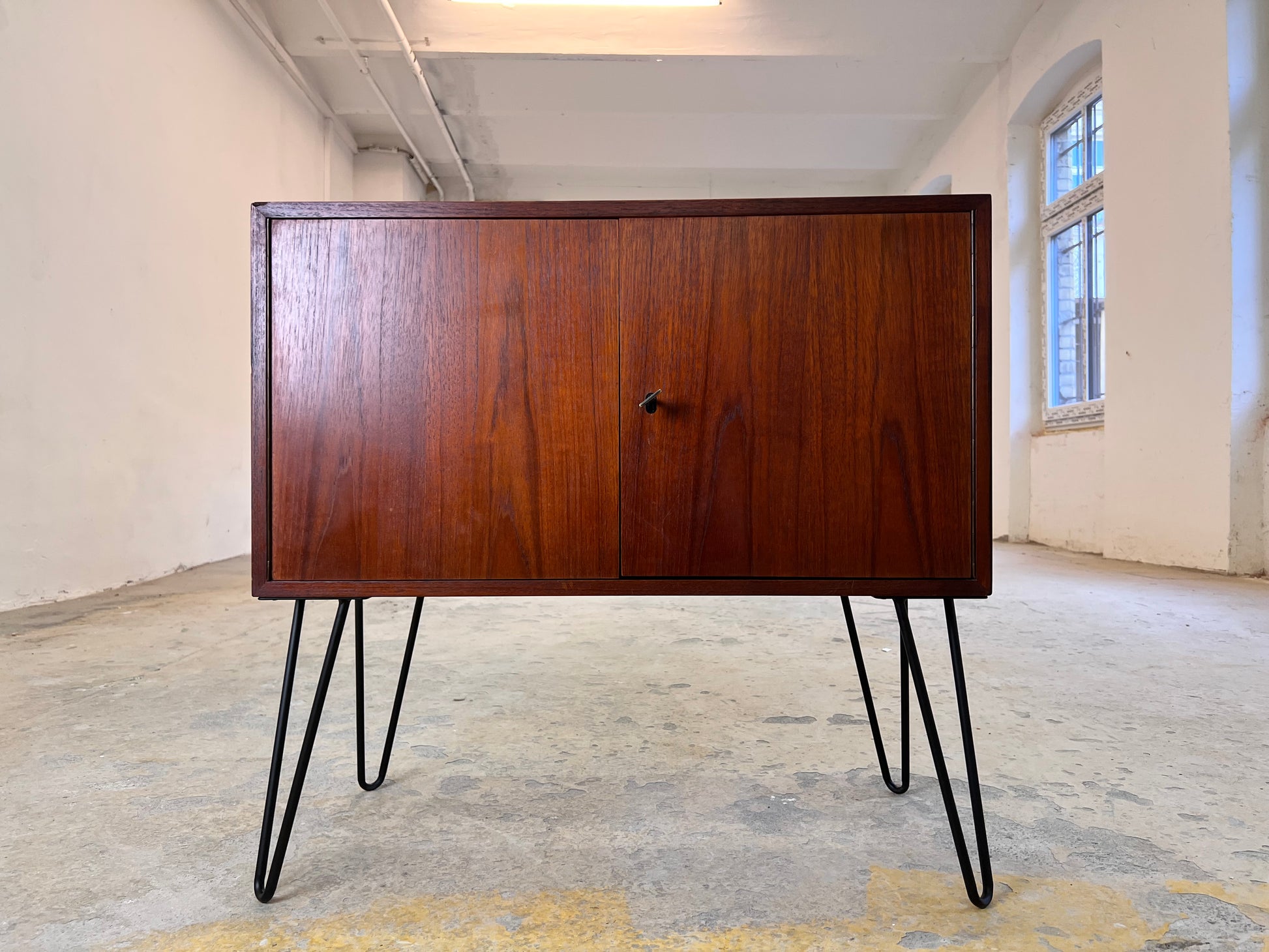Kommode Teak auf Hairpinlegs aus Dänemark