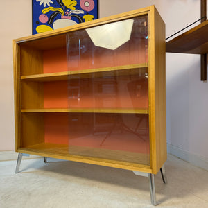 Vitrine Esche mit roter Rückwand & neuen Chromfüßen von Hellerau