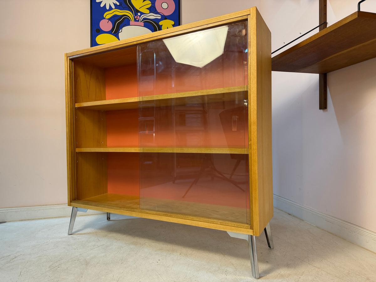 Vitrine Esche mit roter Rückwand & neuen Chromfüßen von Hellerau