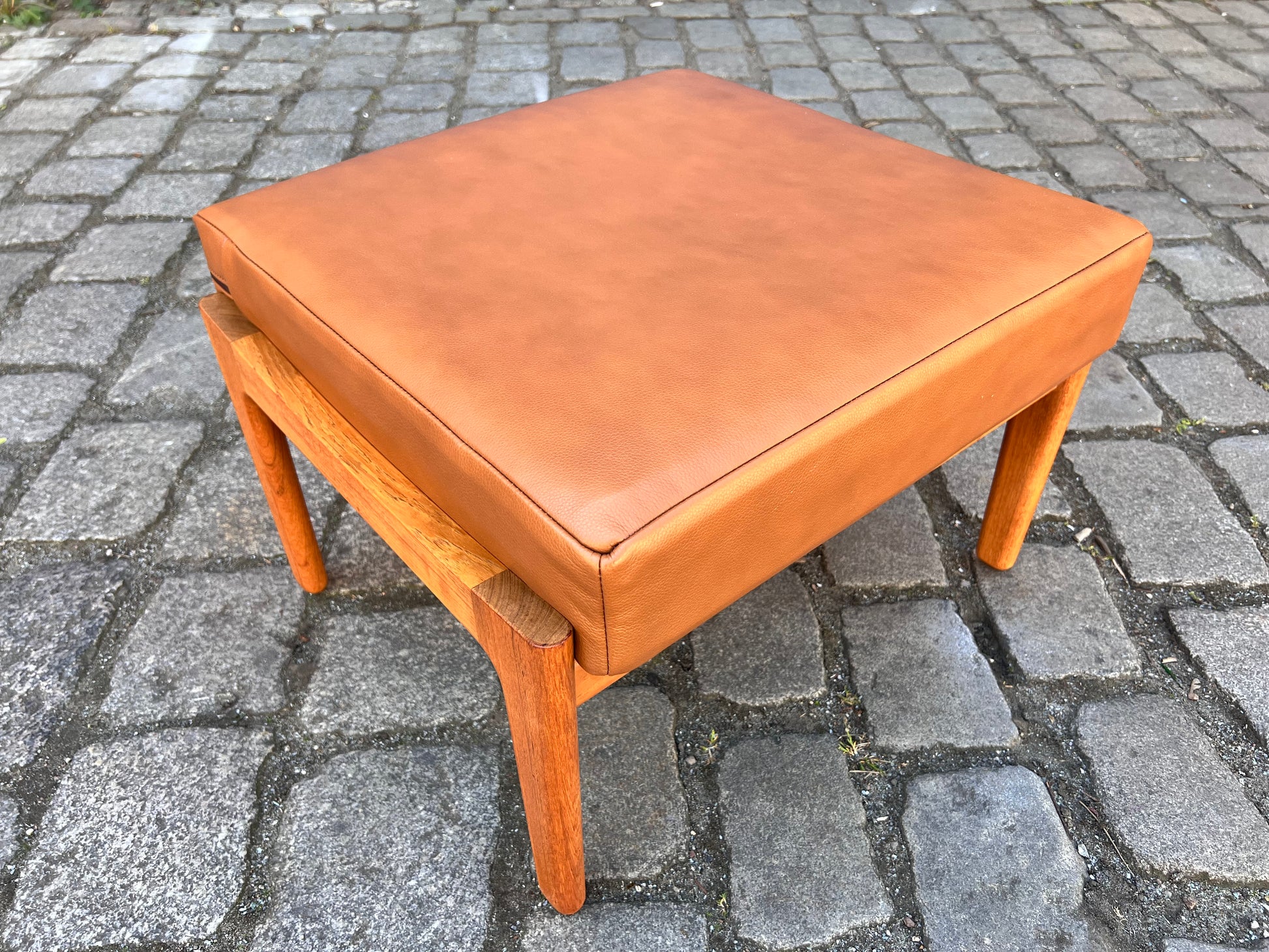 Hocker mit Lederkissen von Hans J. Wegner