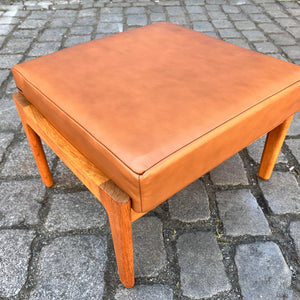 Hocker mit Lederkissen von Hans J. Wegner