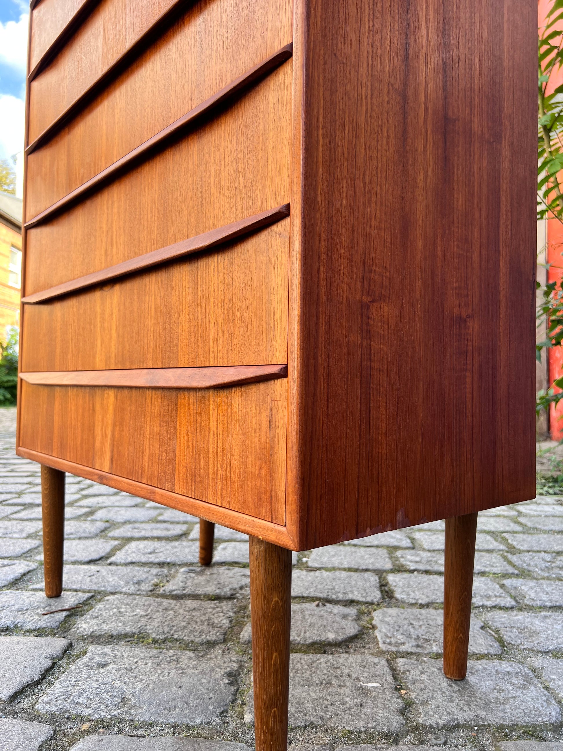 Kommode Teak mit durchgängigen Griffen