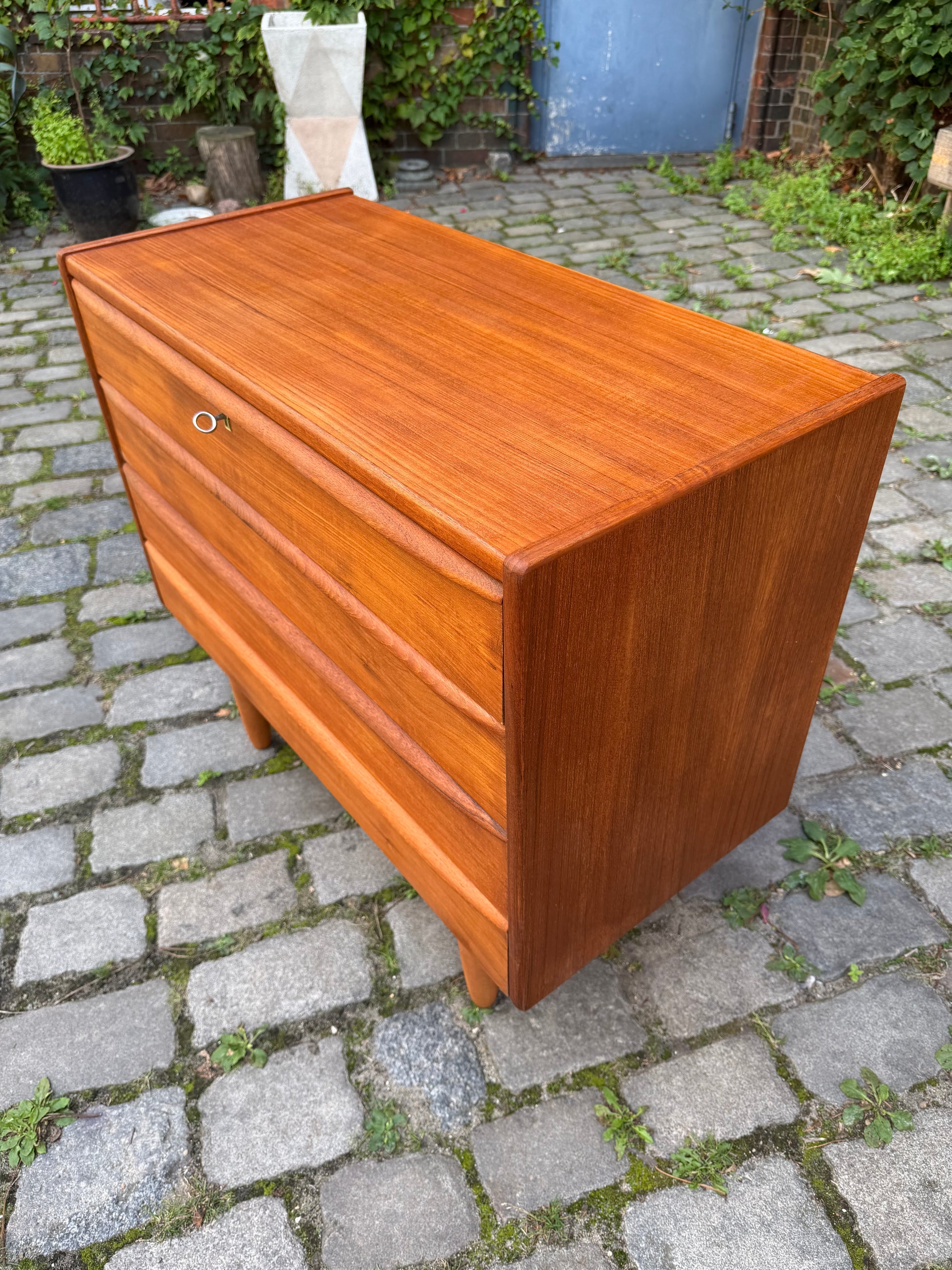 Kleine Kommode Teak mit Schloss aus Dänemark